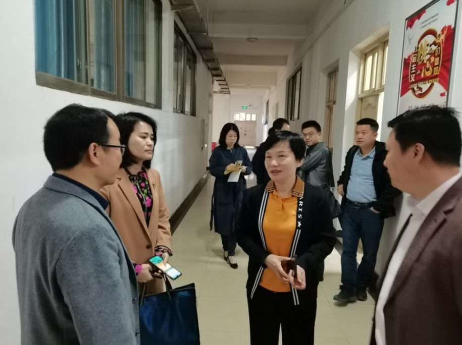 说明: D:\教学办文档\教学办公室(2016.9-2018.11)\教学通讯\意昂体育2021年春教学通讯\党委书记闫英姿到意昂体育听课新闻稿\IMG_20210426_084106.jpg